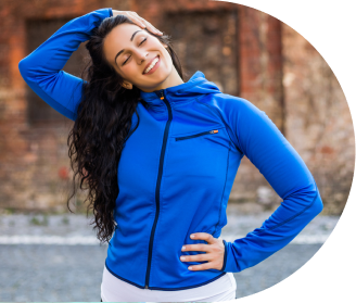 Mulher se exercitando ao ar livre